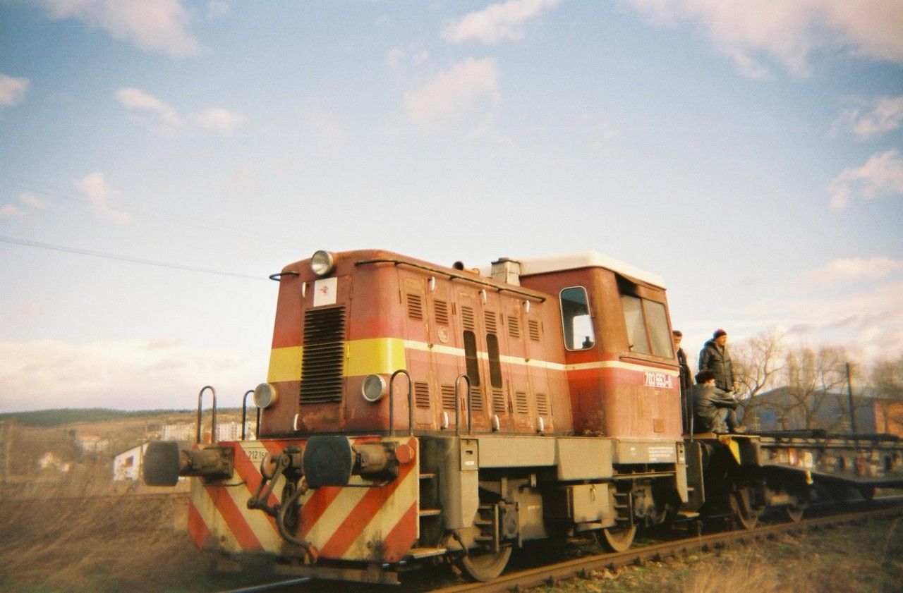 703.553 (LokoTrans) z P&G v pracovn souprav u Odb. Rakona 19.3.2001