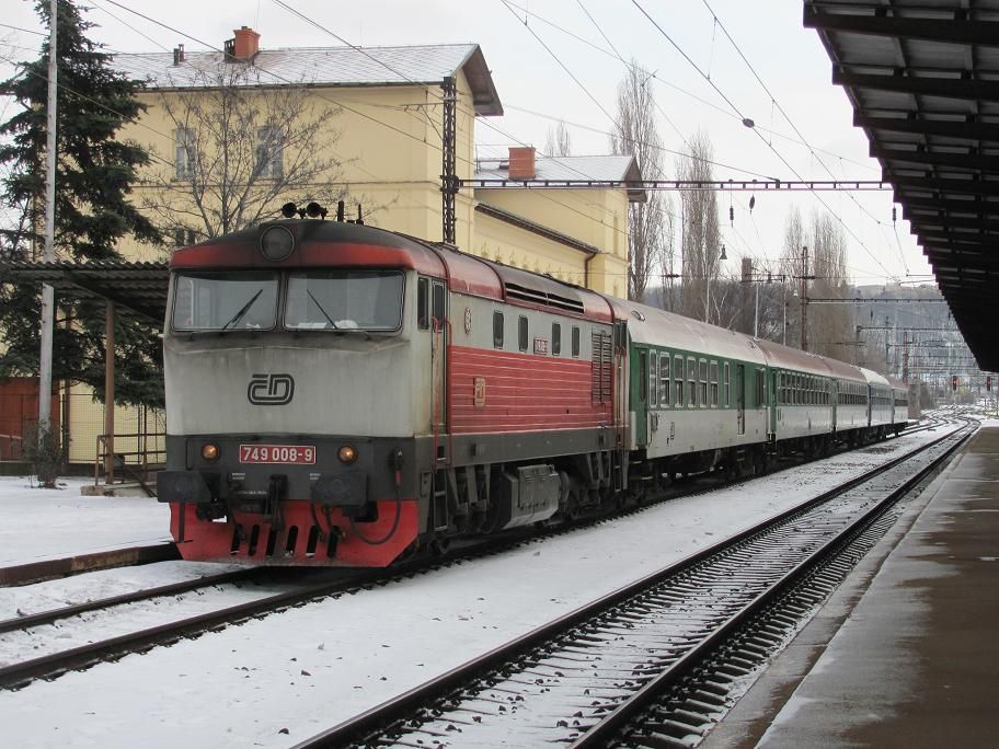749 008 na ele R 1144 - Praha Vrovice - 26.12.2010.