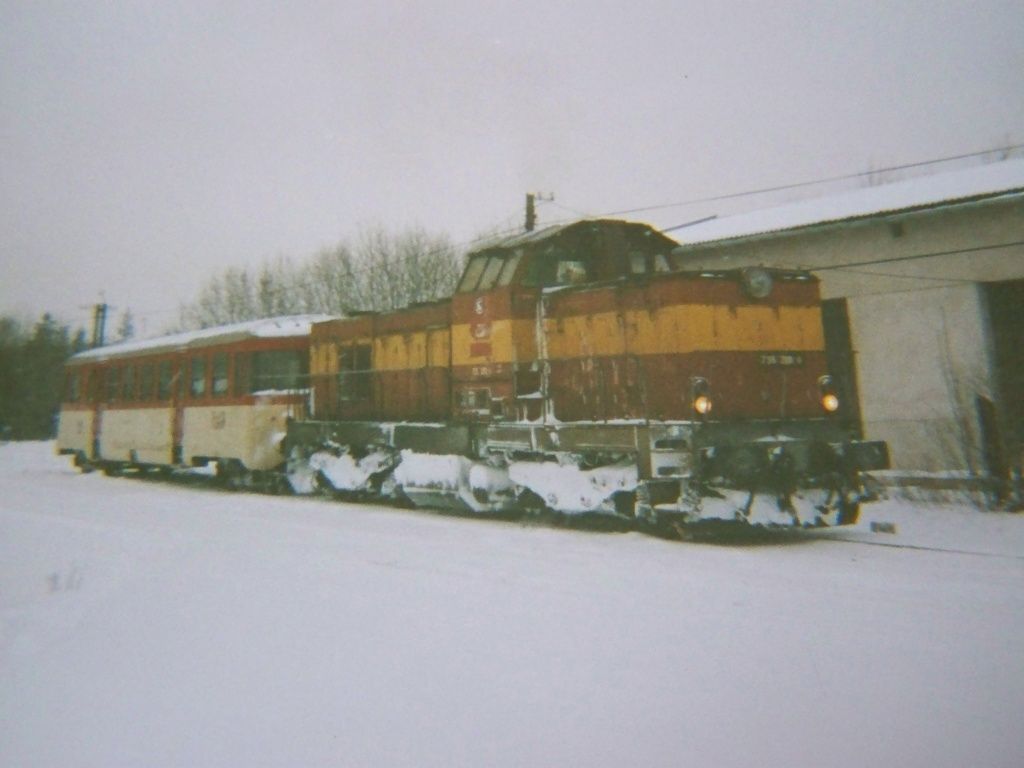 735 200-8 na jeho poslednch vkonech ped jeho zruenm v Jemnici zima 2000(foto Pavel Valenta)