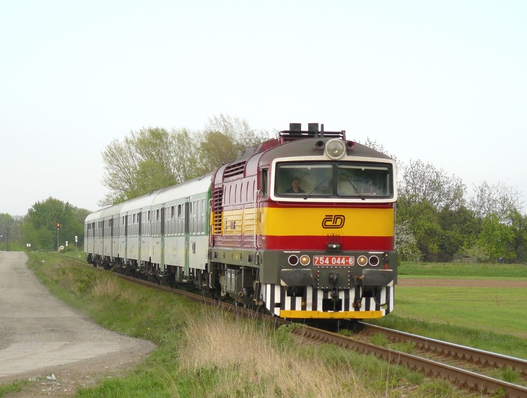 754 044-6 Huln(26.4.2009,R 1444,foto-Ale Krka)