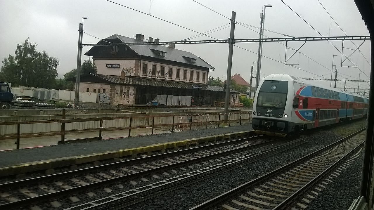 Kiovn s osobnm vlakem probh jet u stvajc vpravn budovy, ST Praha-Hostiva, 19.8.2015