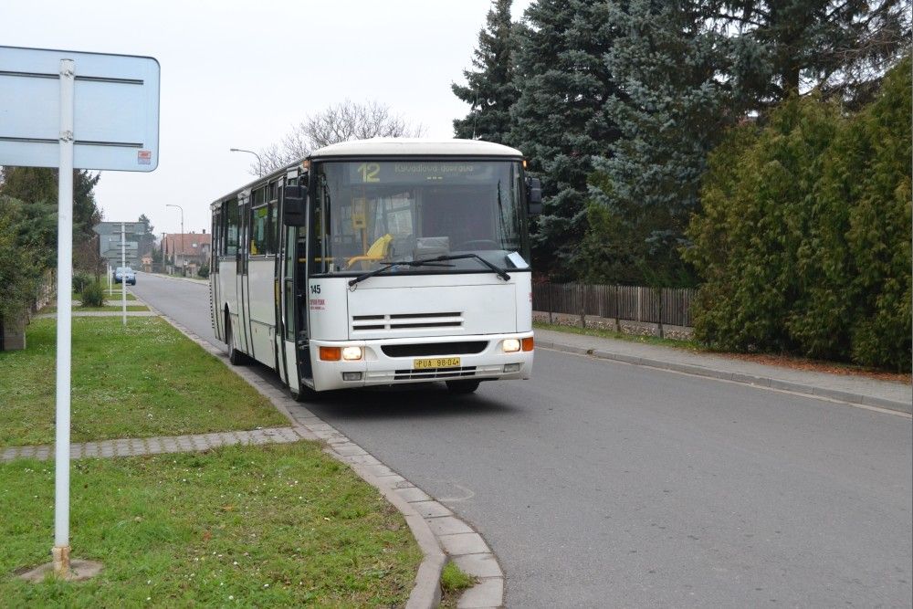 Z Mntic do Drozdic je silnice pkn zk, take tady 145 ek na 