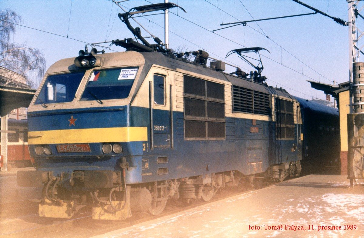 11. prosince 1989 pistla lokomotiva ES499.oo12 s rannm Ex377 