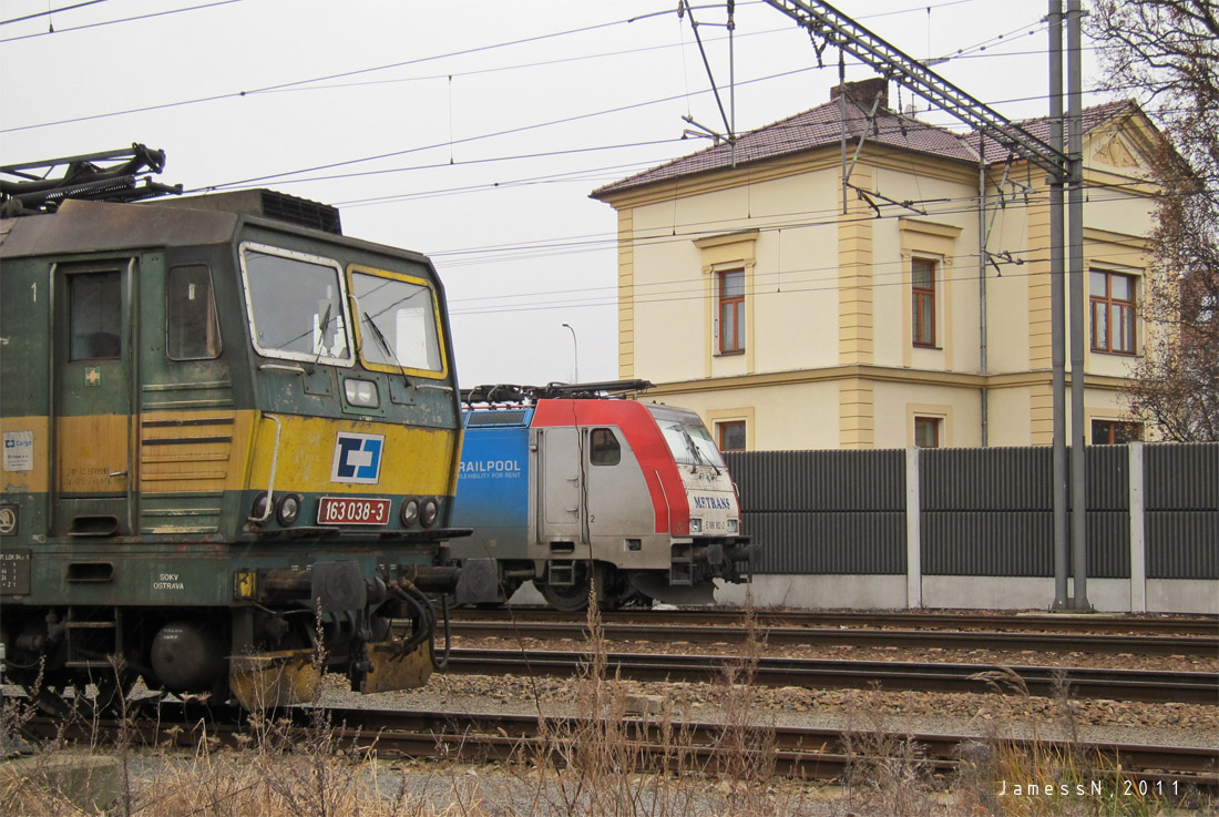 E 186.182 vedle 163.038, Praha-Uhnves
