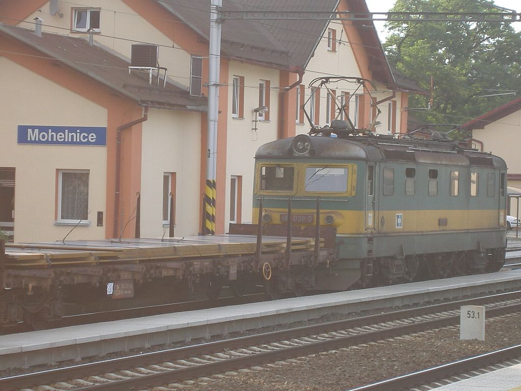 182.038 zastavuje s nkladnm vlakem v Mohelnici.