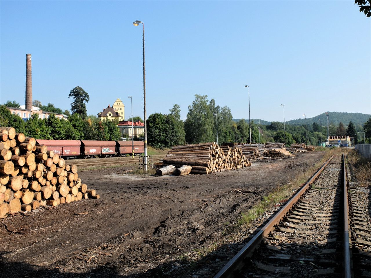 kus kolej, v pozad stanin budova byla v rekonstrukci