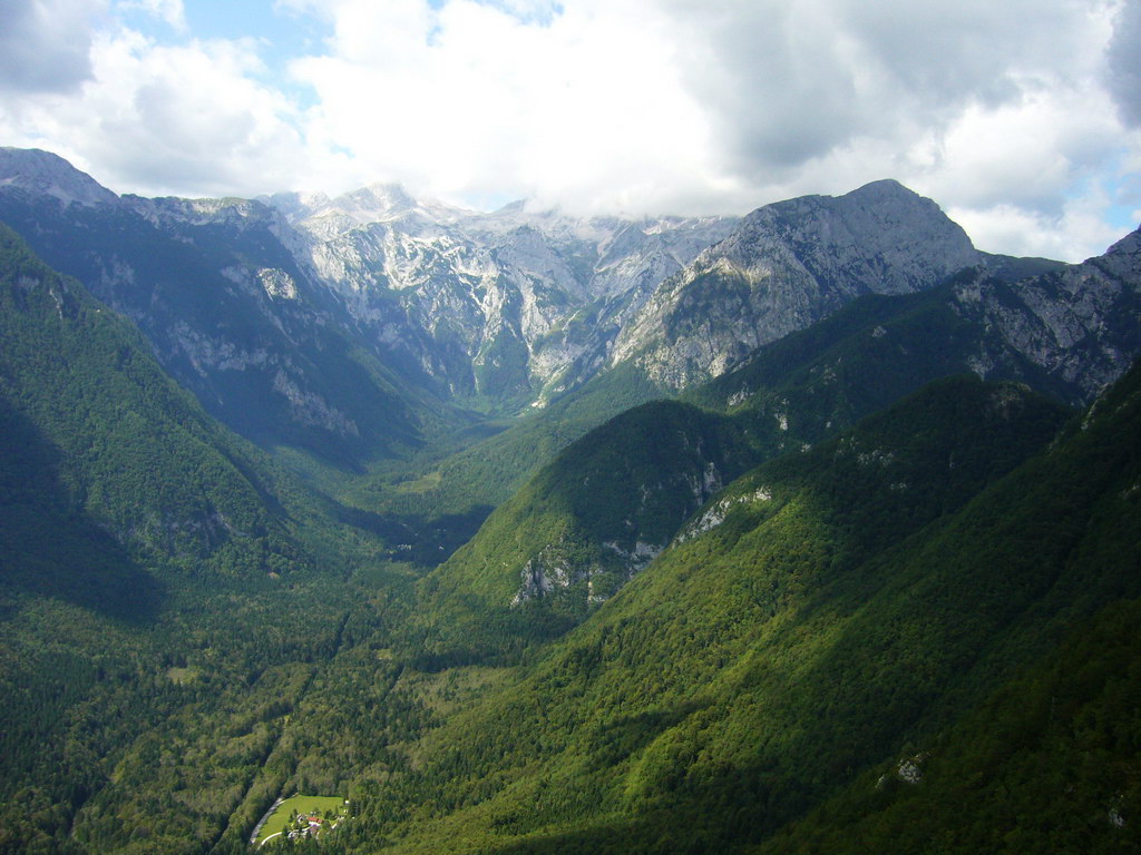 Ndhern pohled z lanovky do dol Kamnika Bistrica, lemovanho vrcholy Kamnicko-Savinjskch Alp