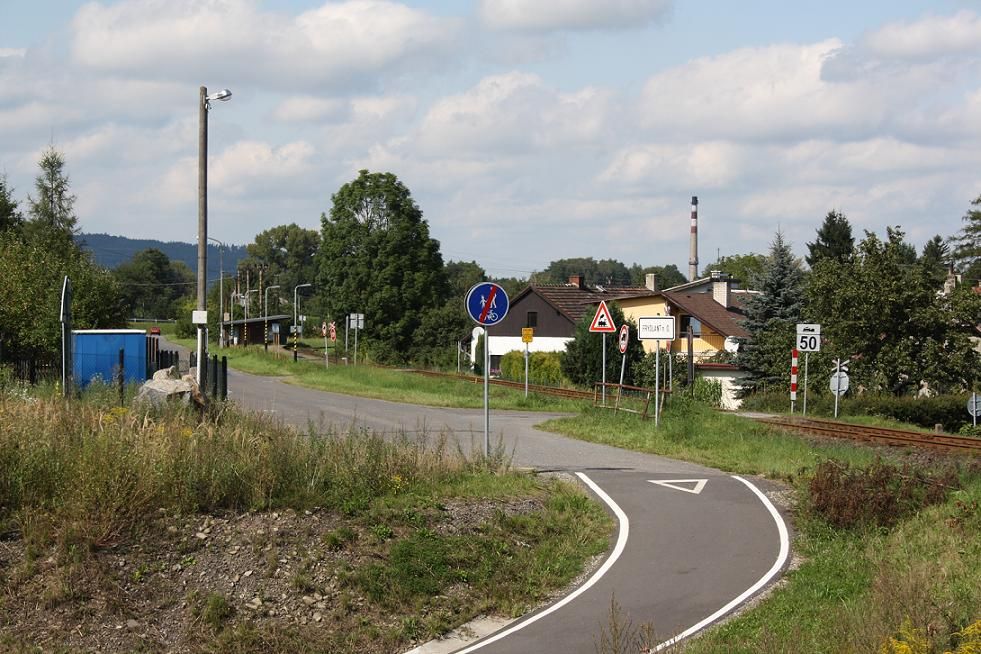 Konec cyklostezky, v pozad eleznin zastvka