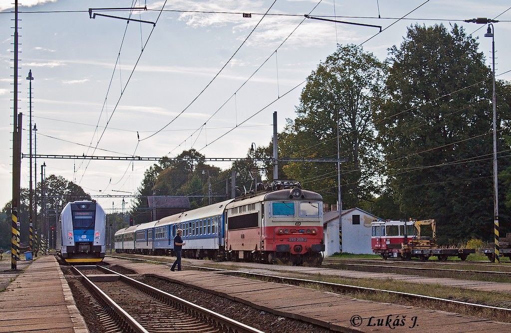 650.002 jako Os 8323 a 242.258 s R 669 Romberk, J.Hradec, 8.9.2014