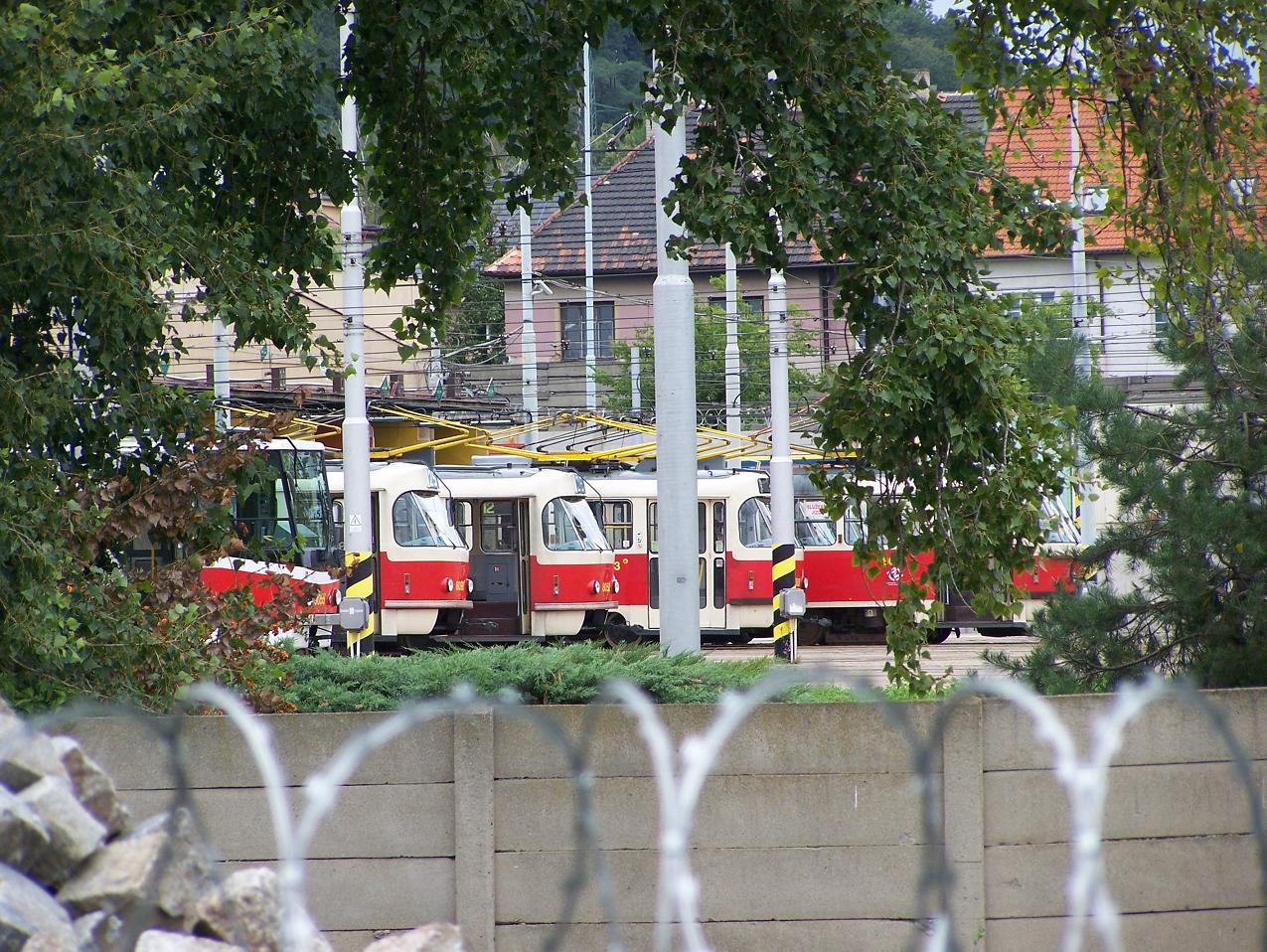 8098 a vedle 8052 - 25 - Vozovna Hloubtn - 15.9.2012.