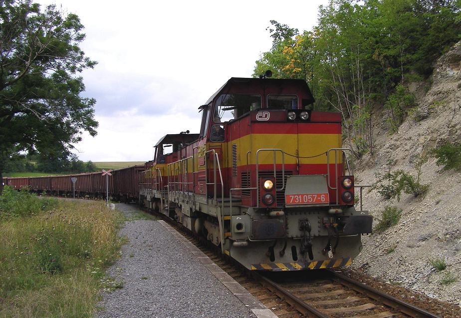 Vlak Mn83123 veden lokomotivami 731.057 a 018 projd dne 12.8.2006 Vendolm zastvkou