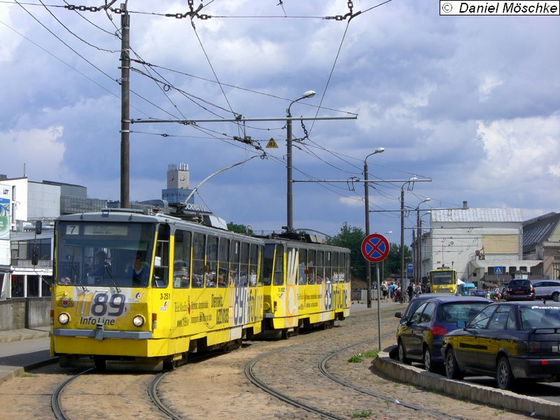 T6B5SU-Doppeltraktion 3-251 + 3-252 nach der Haltestelle Centrāltirgus.