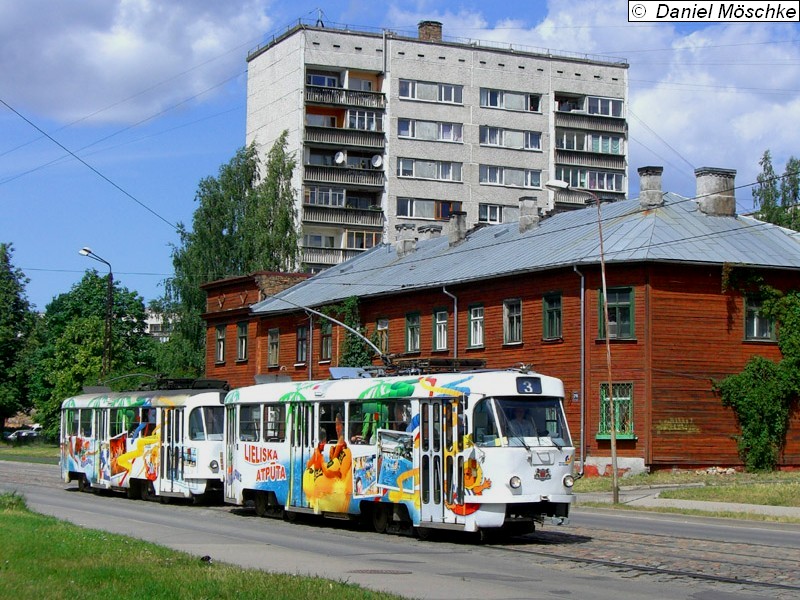 T3A-Doppeltraktion 3-2051 + 3-2052 kurz vor der Haltestelle Atpūtas centrs "Lido".