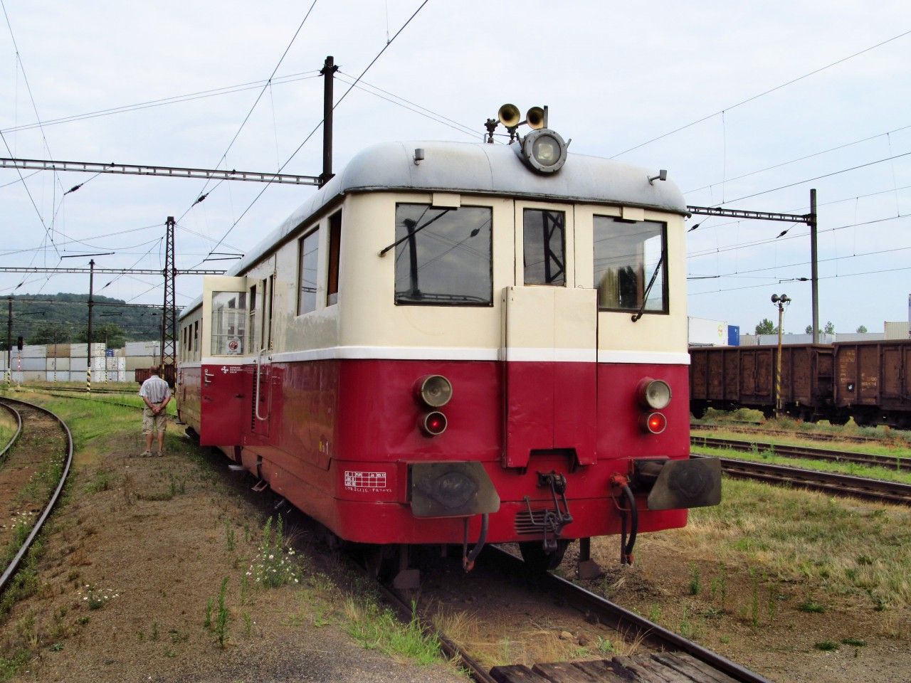 831.105 (vlastnk: Rail System, s. r. o.?) na spoji dopravce AD Praha, st. Obrnice 9. 7. 2017