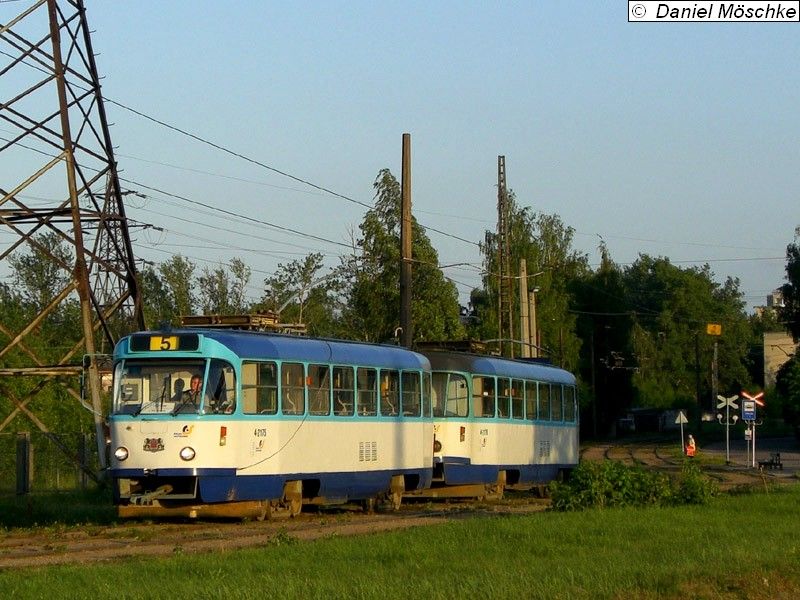 T3A-Doppeltraktion 4-2175 + 4-2176 kurz nach der Haltestelle Tvaika iela.