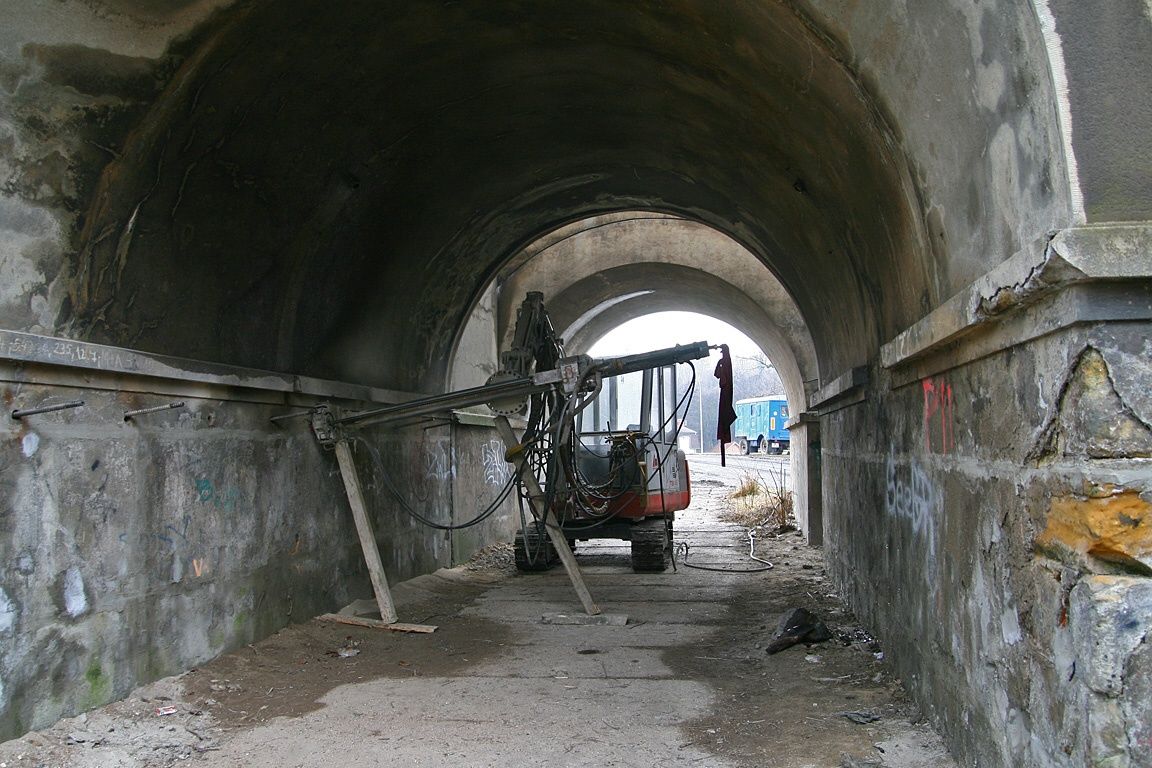 Prvn zsahy do spodn stavby viaduktu nad Tlinskou ulic.