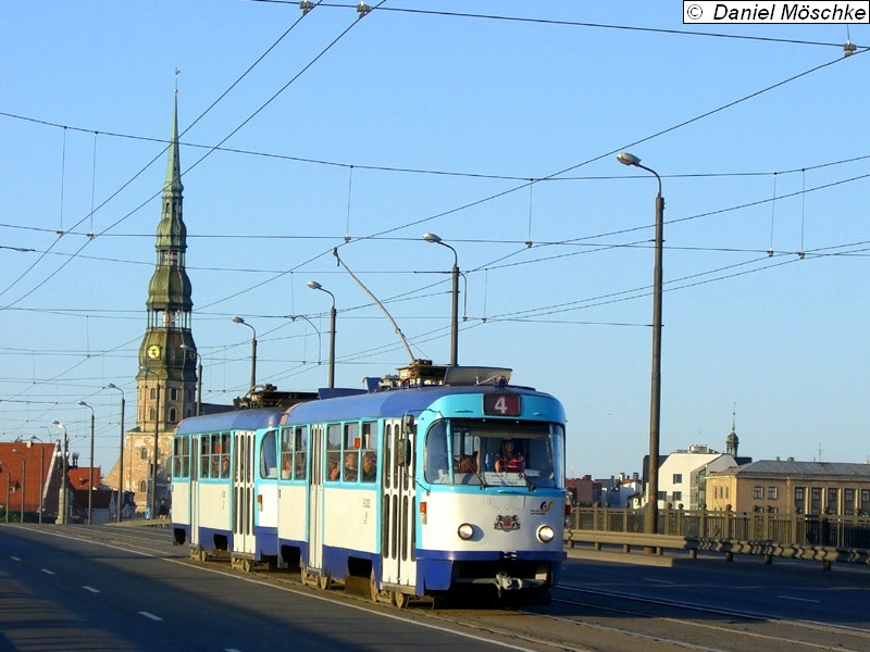 T3A-Doppeltraktion 5-2323 + 5-2324 berquert die Brcke ber die Daugava.