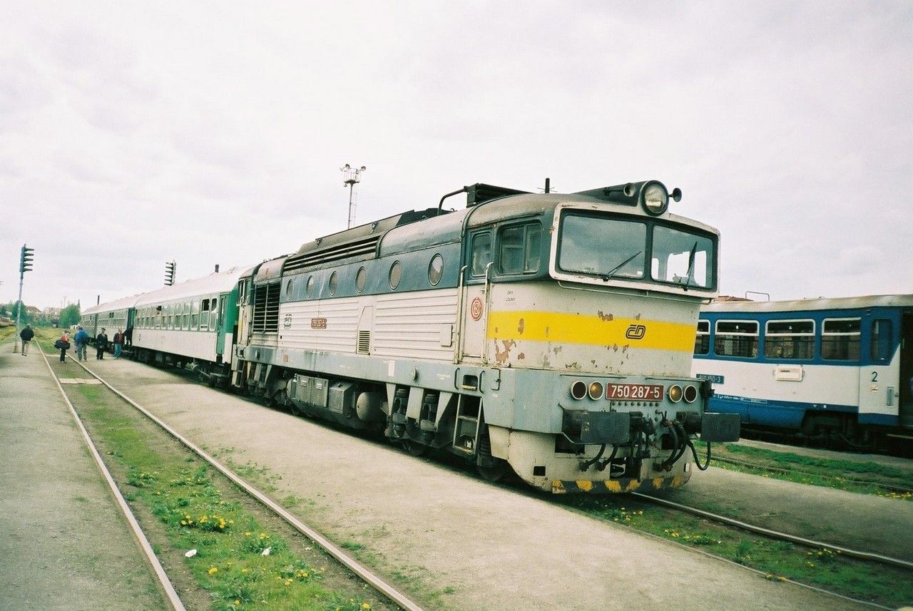 750.287 v Sp 1713 z Chomutova do Prahy Mas.n. v st. Louny 28.4.2002