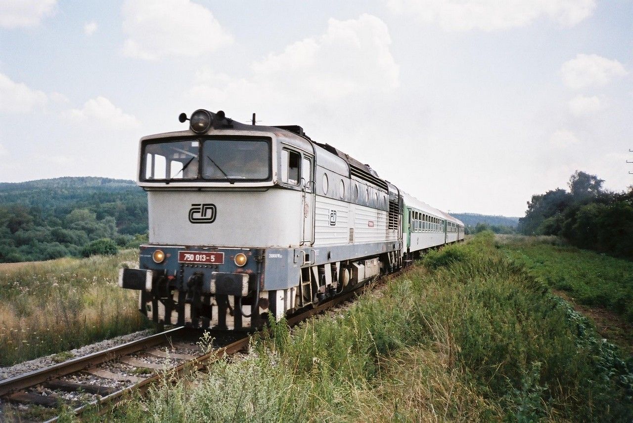 750.013 v Sp 1895 z Rakovnka do Prahy Mas.n., jede u rakovnick zast. 29.7.2002