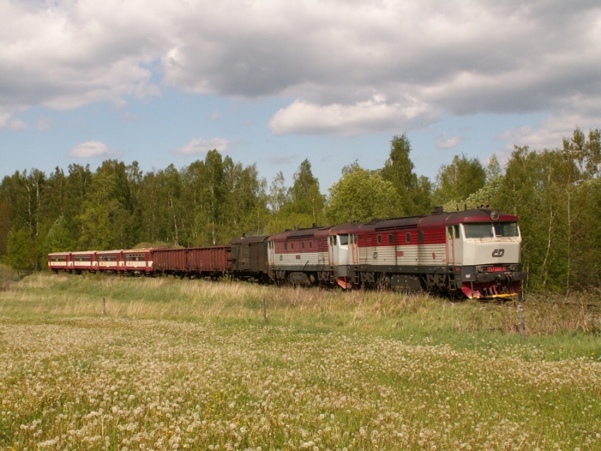 751 223+233 na MN 88735 pepravuje 015 na letn GVD na umavu 18.5.2007 u Hrky