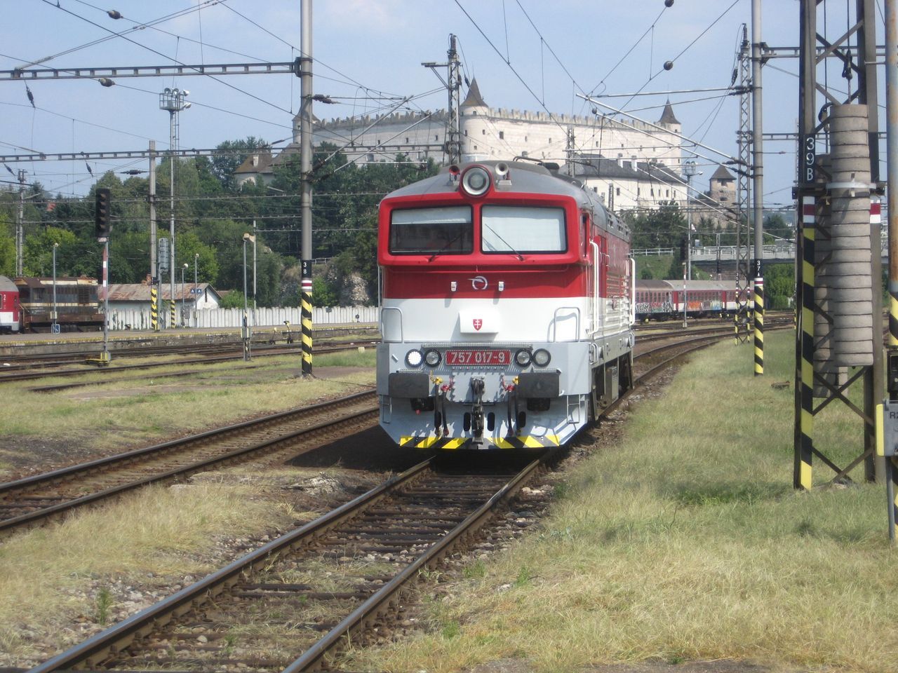 757.017 posunuje ve stanici Zvolen osobn stanica. 