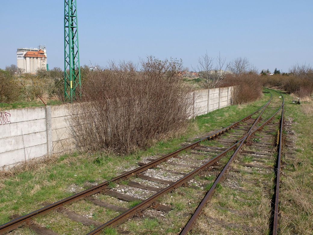 odboka pohledem k cukrovaru, vlevo v pozad silo v cukr. arelu