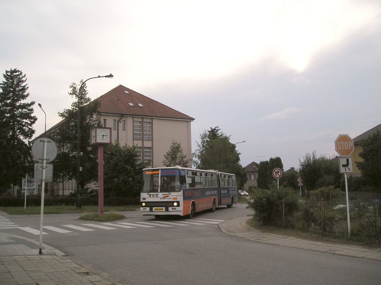 Ikarus 280 na kiovatce ulic Budjovick, Dukelsk a 9.kvtna v Sezimov st II.
