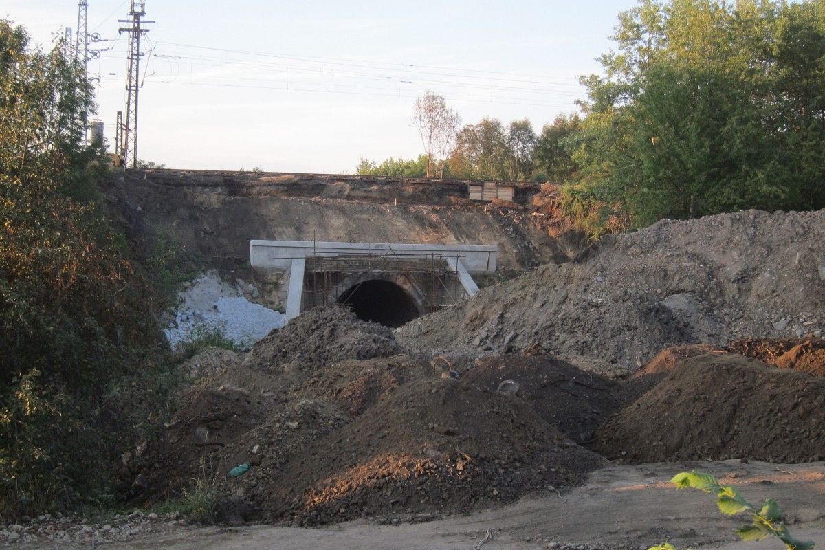 Od verejka probh tba nad propustkem, v poped je pak deponie tohoto materilu