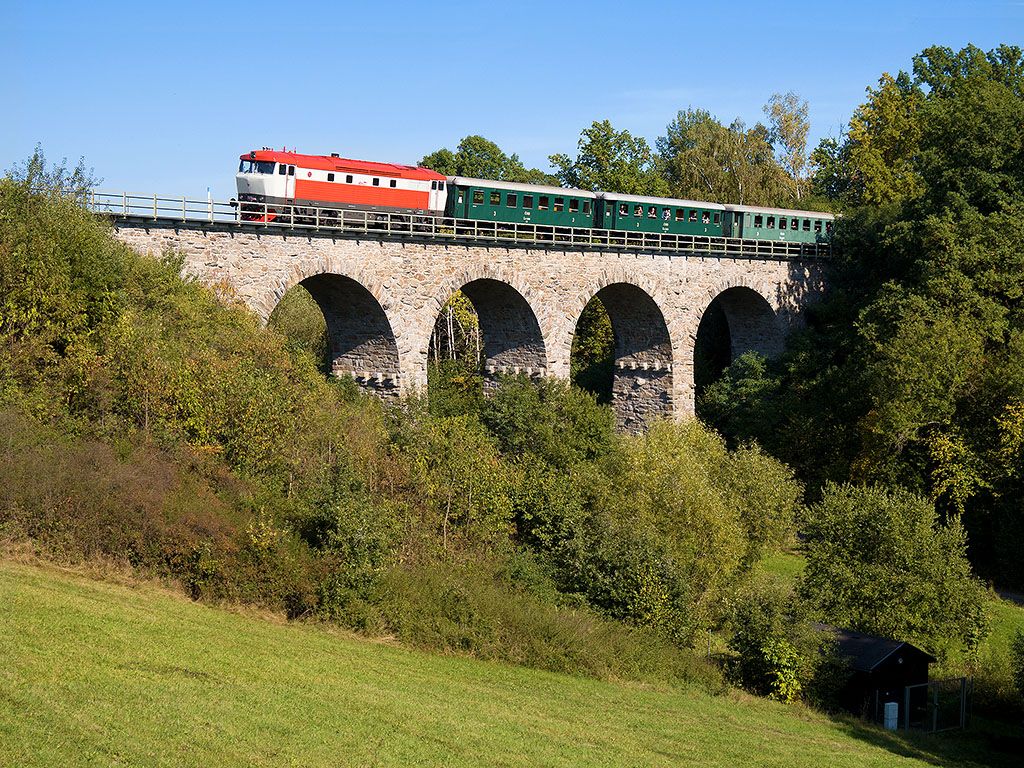 Bara T478.1008 na viaduktu u Klouovic