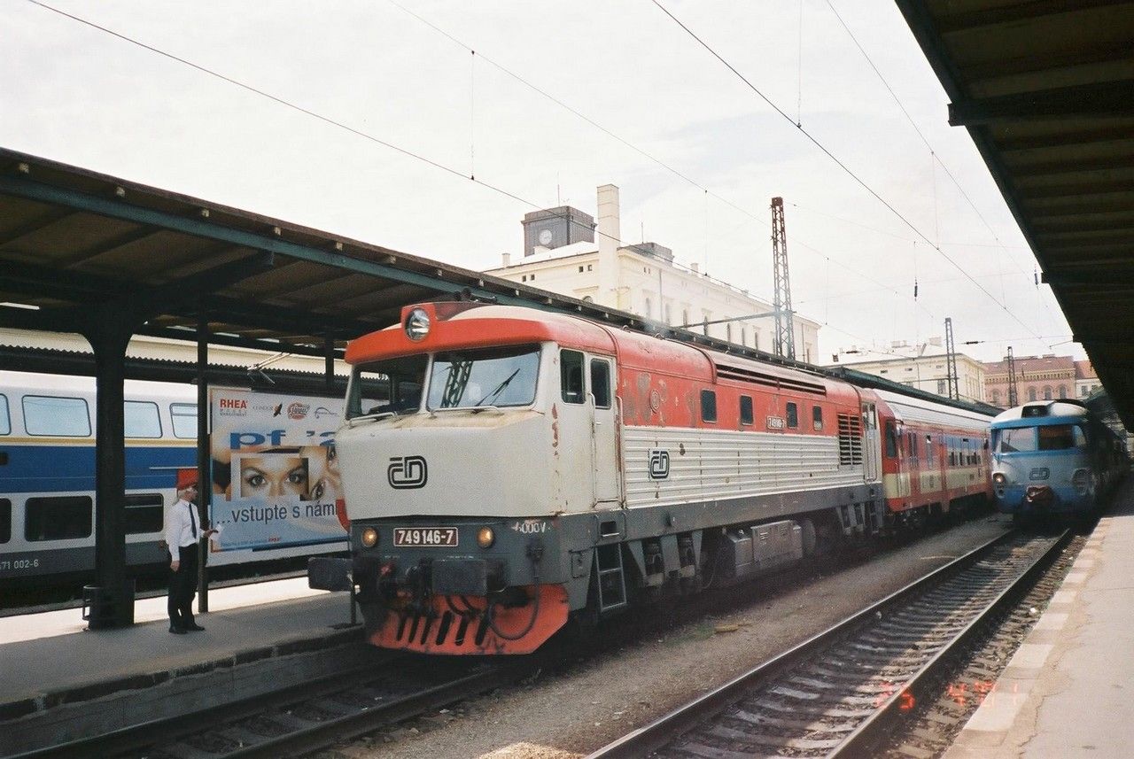 749.146 na ppei 843 odjd v R 872 do Chomutova, z Prahy Masarykovo ndra 25.4.2001