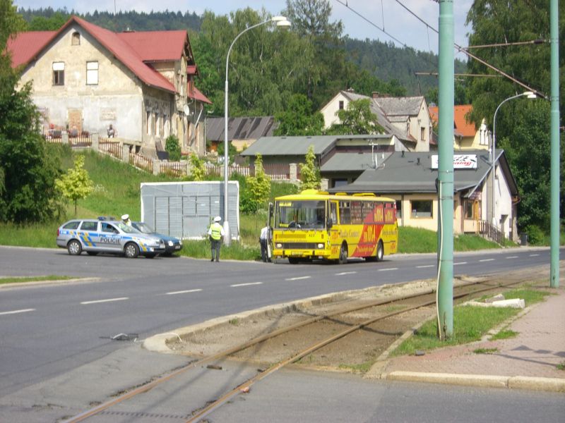 Karosa B731 ev.. 423 na lince X11 zejm zastaven hldkou Policie R ve Vratislavicch n.N.