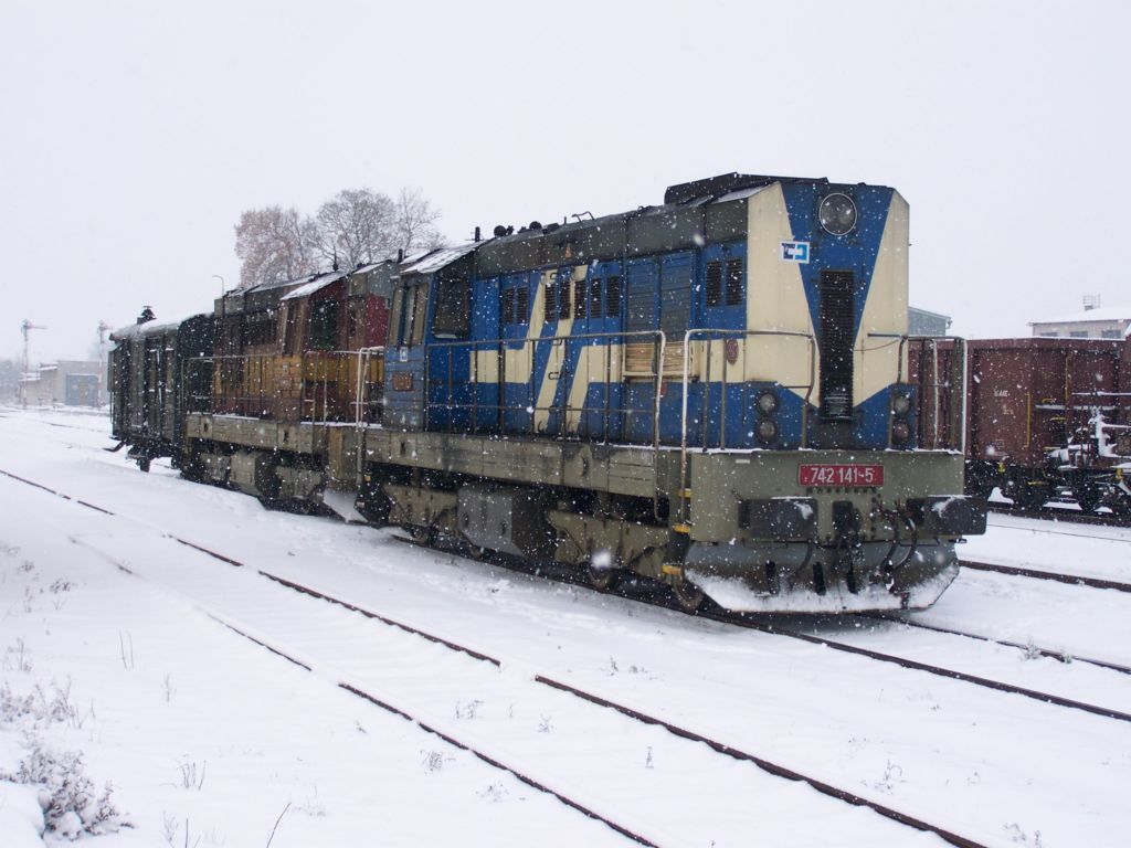 742 141-5+742 090 v Moravskch Budjovicch 29.11.2010(foto Pavel Valenta)