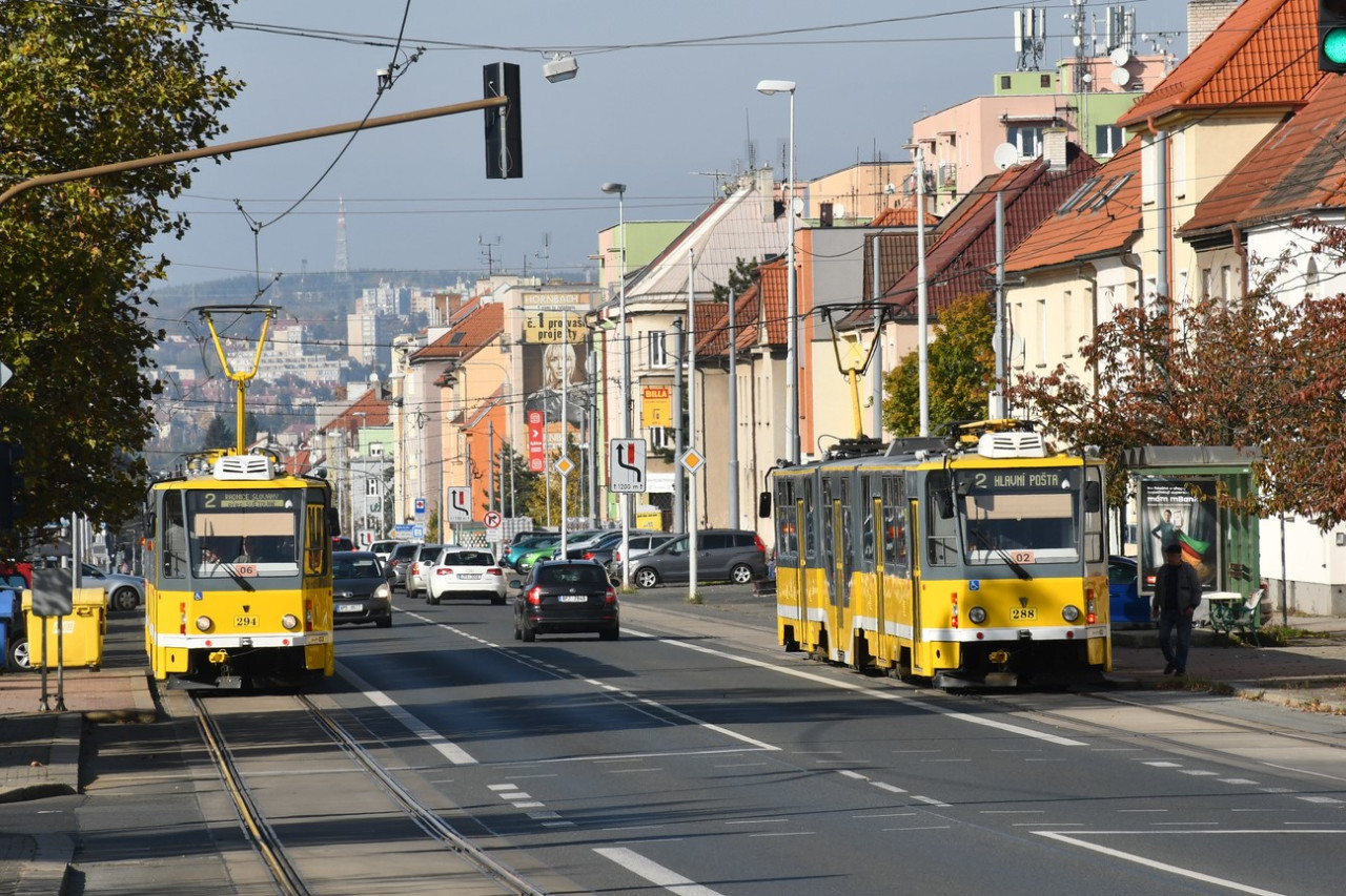 Tramvaje KT8 pi mjen na Slovansk td, Plze, 20.10.2024