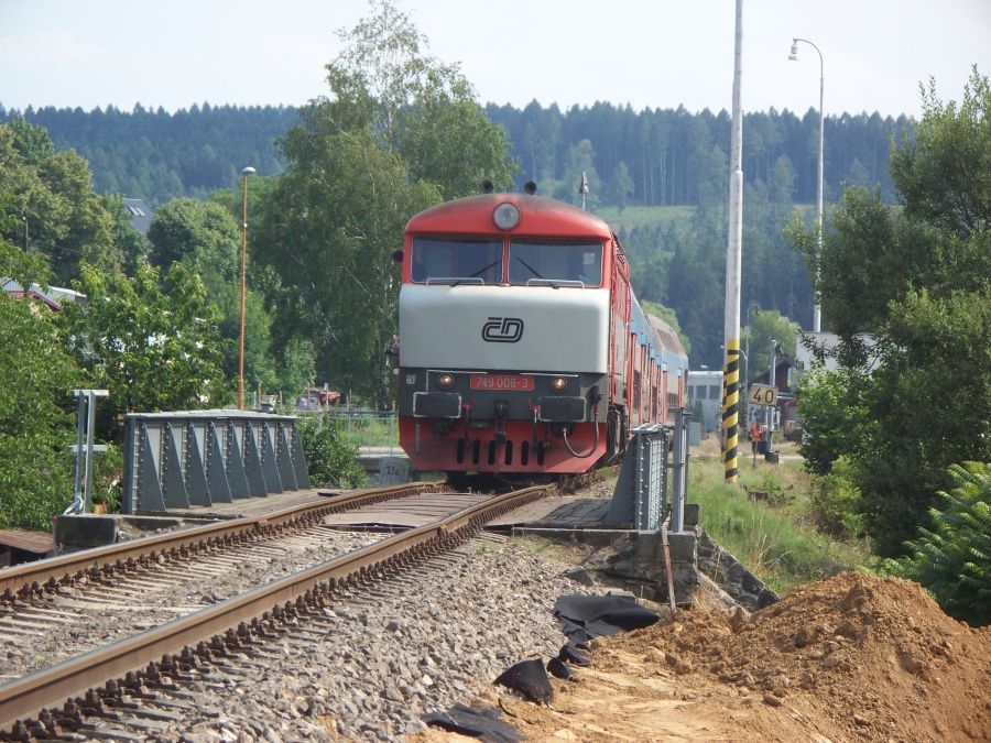 749 006-3 Posun soupravy Sp 1832 ve Zrui (14.7.2013)