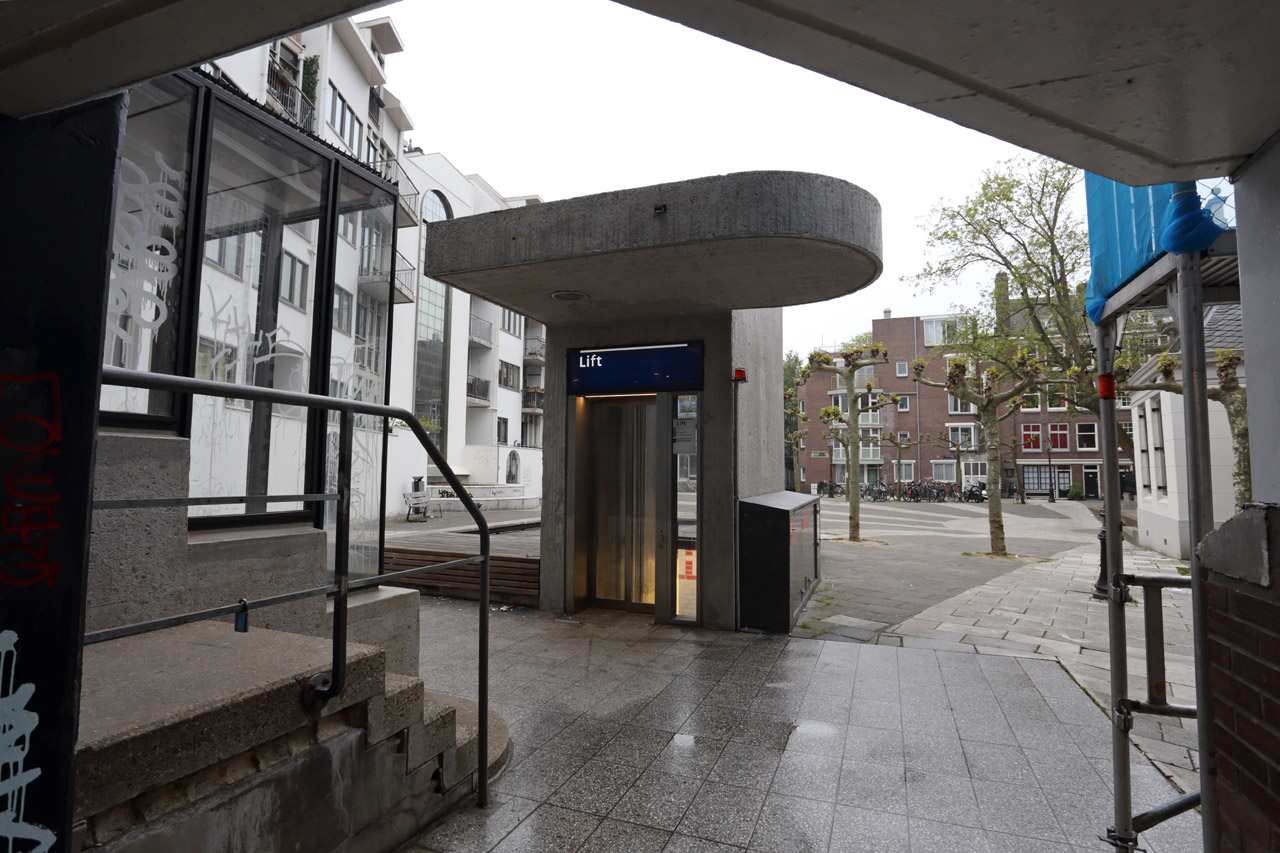 Vtah z jinho vestibulu stanice metra Nieuwmarkt.