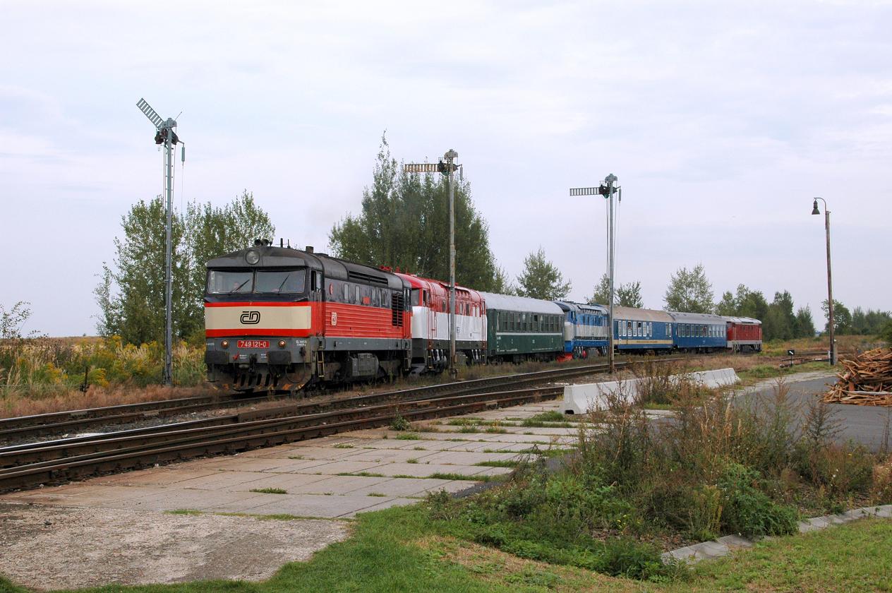 749.121 + T478.1001 + T478.1002 a T478.1201 - konvoj do Lun u Rak. - Jene - 13.9.2013.