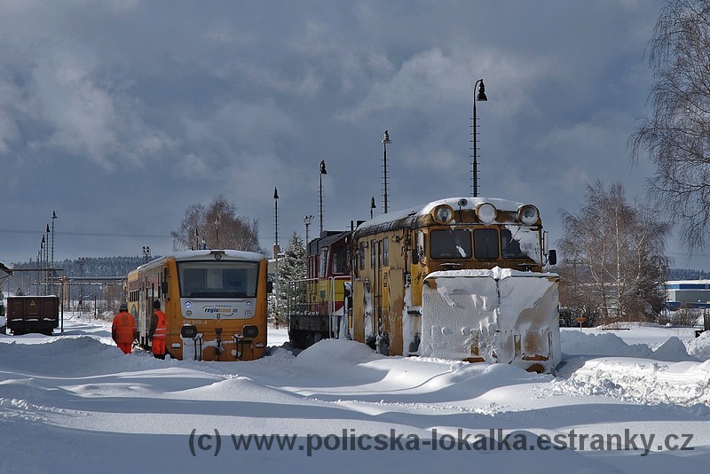 Zimn idylka v Police. 814/914.048 a snhov pluh KSP 411 S-131 s loko 742.536-6 TSS