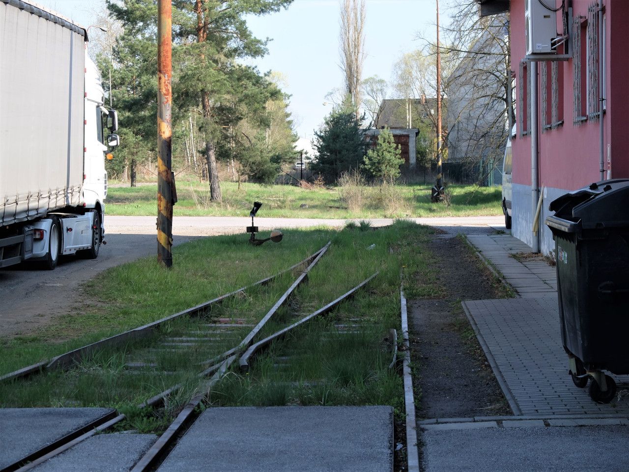 pohled zpt, zatek rozvtven u skladu, v pozad prvn anglian