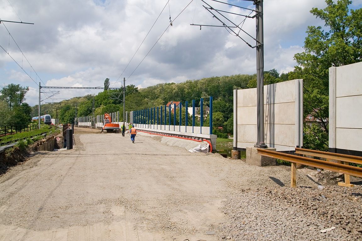 Viadukt pes Kyjsk rybnk je dokonen, zbv osadit sklenn vpln PHS. Vpravo kouk 2. TK.