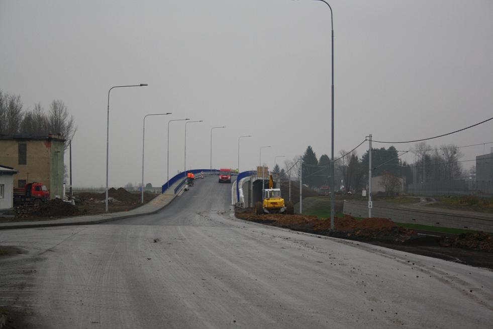 Dokonovac prce na nadjezdu nad eleznin trat