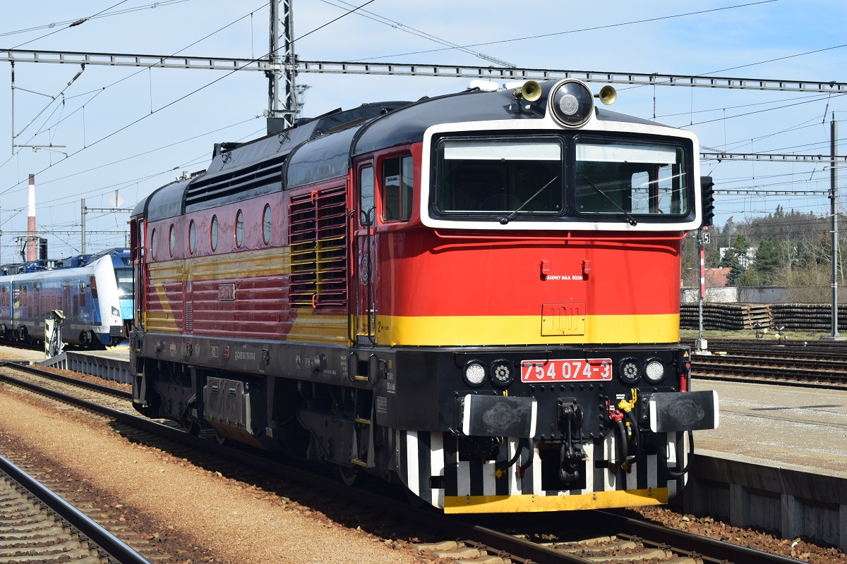 754 074-3 Prv odstupuje od R 322, Vesel nad Lunic 18.3.2023.