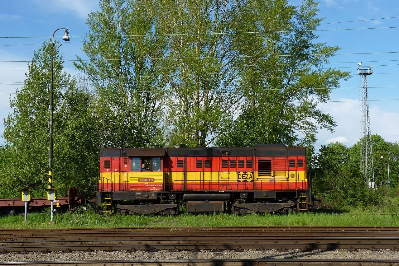 740.871 (DEZA) , Lhotka nad Bevou (vytahovn soupravy ze stanice) , 7.5.2010, foto: Vojtch Gek