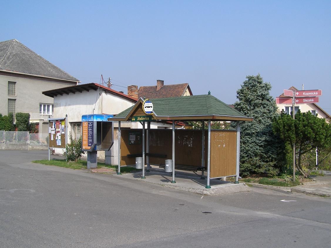 100 metr od zastvky se nachz autobusov zastvka