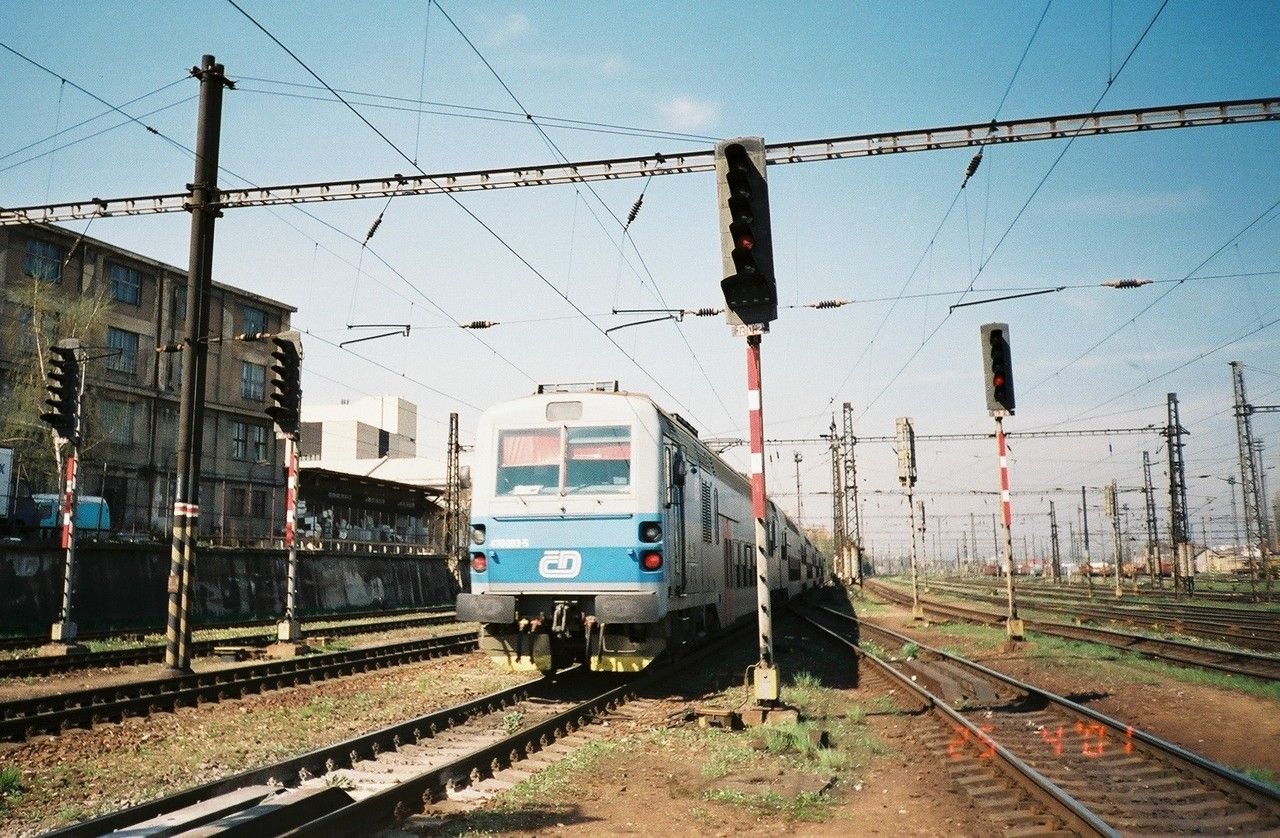 470.003 na konci Os vlaku projd st. Praha-Libe, 25.4.2001