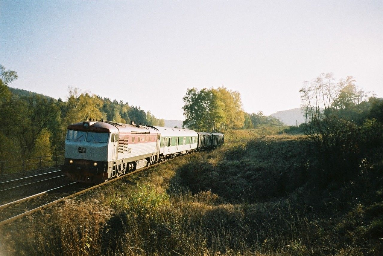 749.081 ve sp. vlaku od K.V. do Chomutova u Vojkovic, 17.10.2003