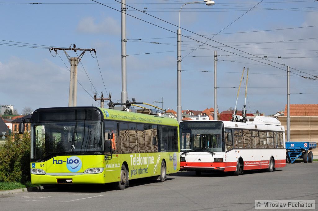 Ev. . 84 (Solaris Trollino 12 T DC) a ev. . 83 (koda 21 Tr) v arelu vozovny.