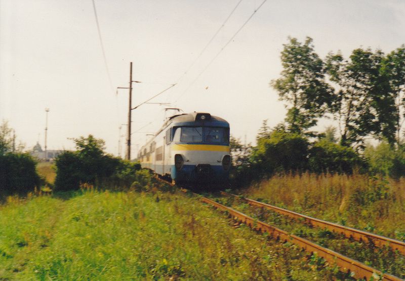 Osobn vlak z Pardubic do Jarome za HK hl.n., za souasnou mykou. Srpen 1994