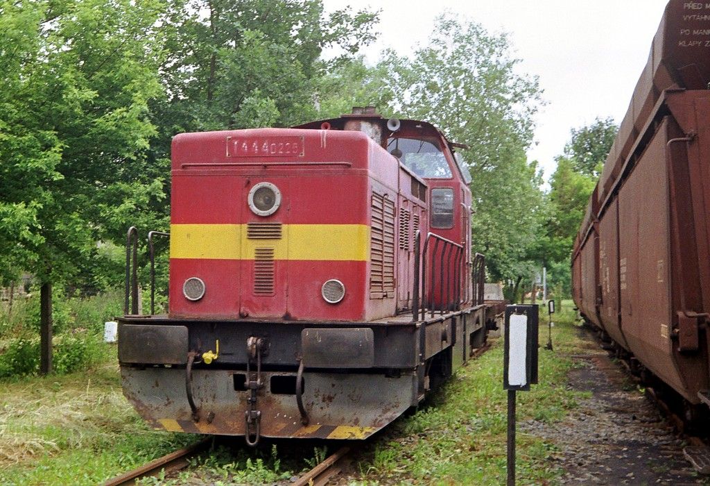 T444.0225 (ex. LD Olomouc) u neprovozn na vlece teplrny Olomouc 13.6.2002 (foto: R.Kolmaka)