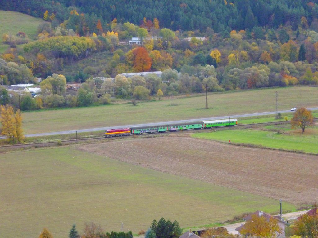 754.036 s Os 7354 po odjezdu ze stanice Slovensk upa, 26.10.2012