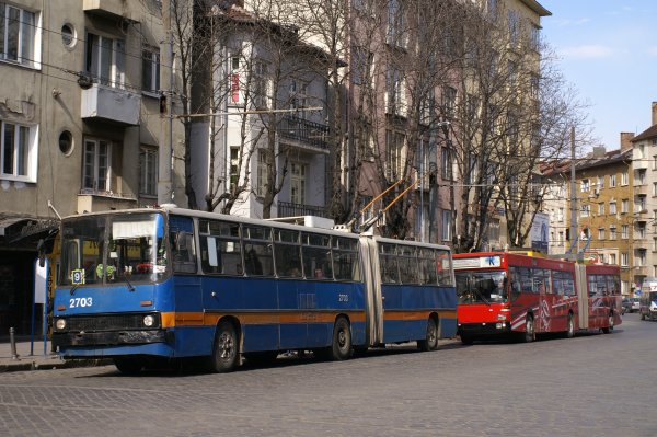 A na zvr setkn vchodn a zpadn techniky na bulvru Praga.